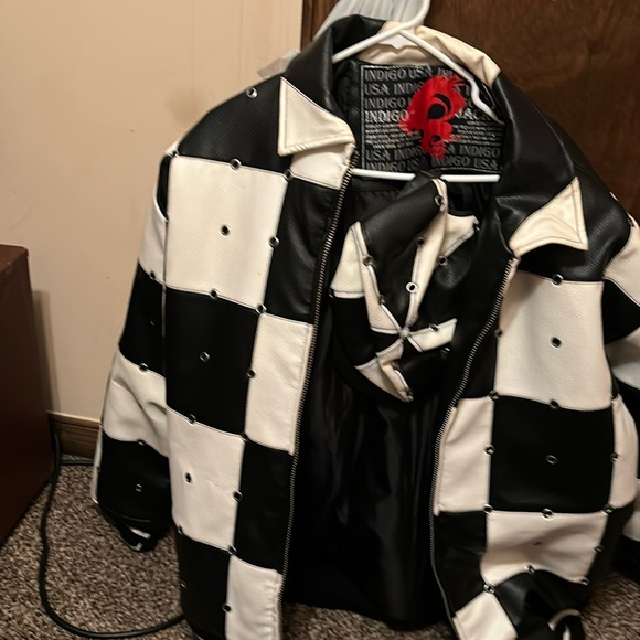 Am selling it cause I need to make room for my closet and it doesn’t fit me. - Picture 1 of 3